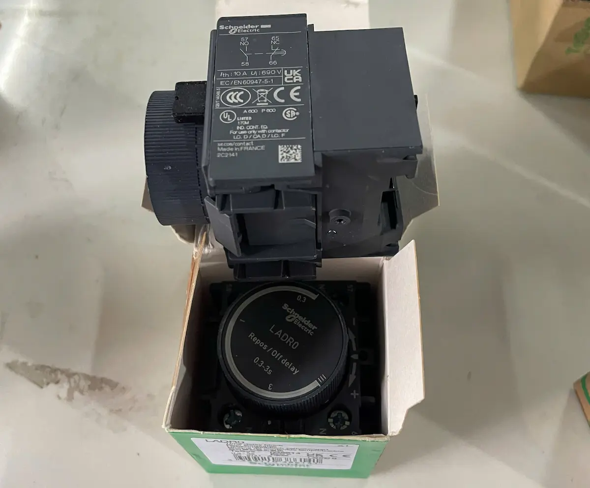 Tiếp điểm trễ Schneider LADR0 0,3–3 giây